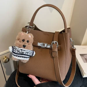 hand carrying small bag women's 2025 new autumn and winter high end retro shoulder bag for work and commuting cross body bucket bag