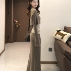 The Korean-style light and mature lady wears a complete set of three-piece early autumn gentle and relaxed suspender cardigans and hip-covering skirts.